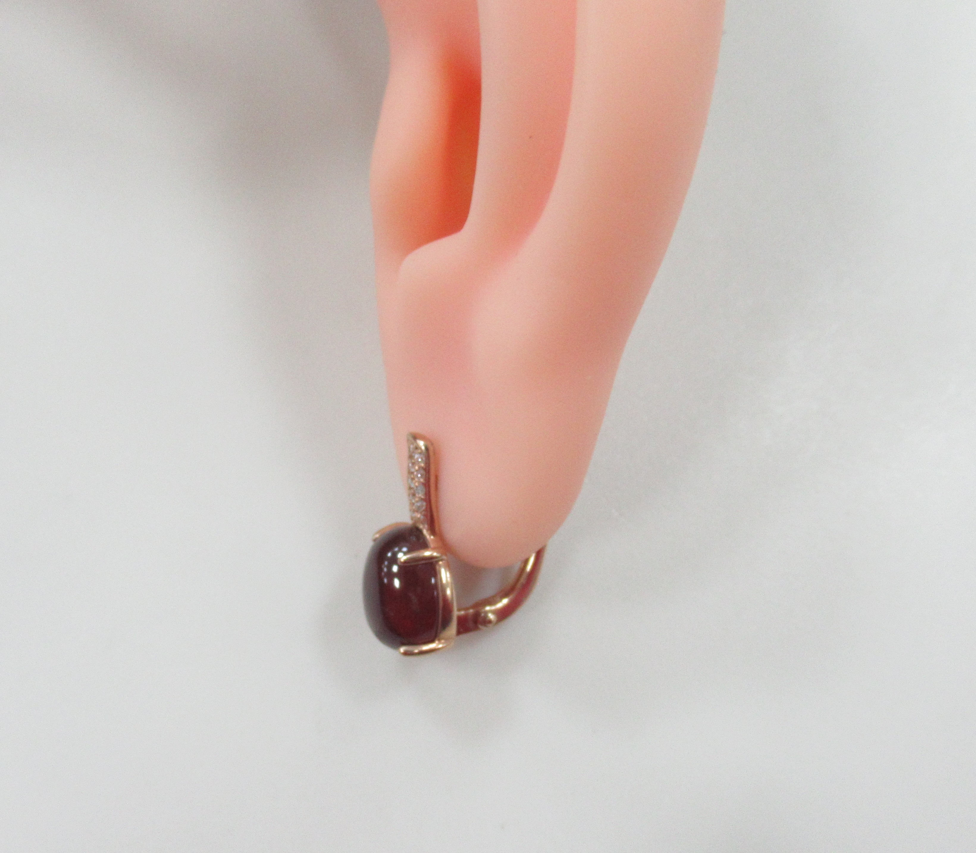 Серебряные серьги 925 пробы; вставки 2 Пл. Кварц цв. гранат, 30 Куб. Цирконий бесцв.;